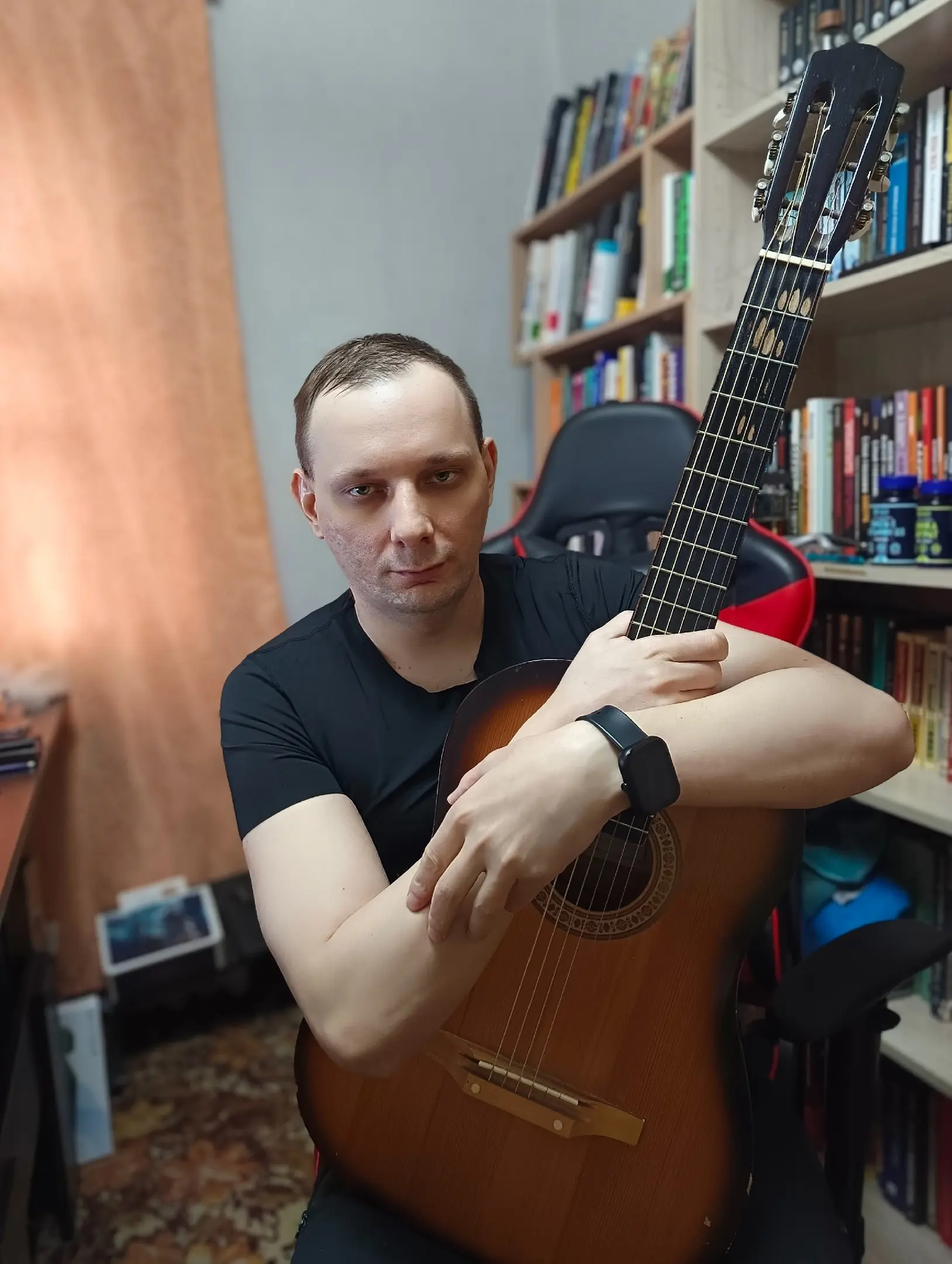 Научился играть на гитаре, будучи студентом, в 2008 году